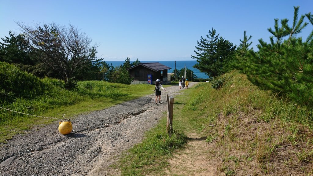 琴引浜への下り坂