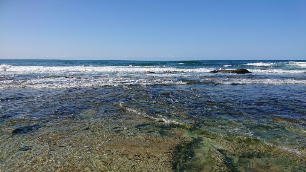 琴引浜の波が打ち寄せる岩場