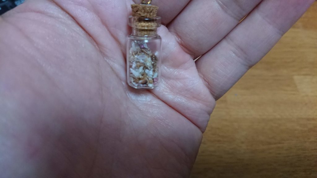 微小貝を入れた小さなビン