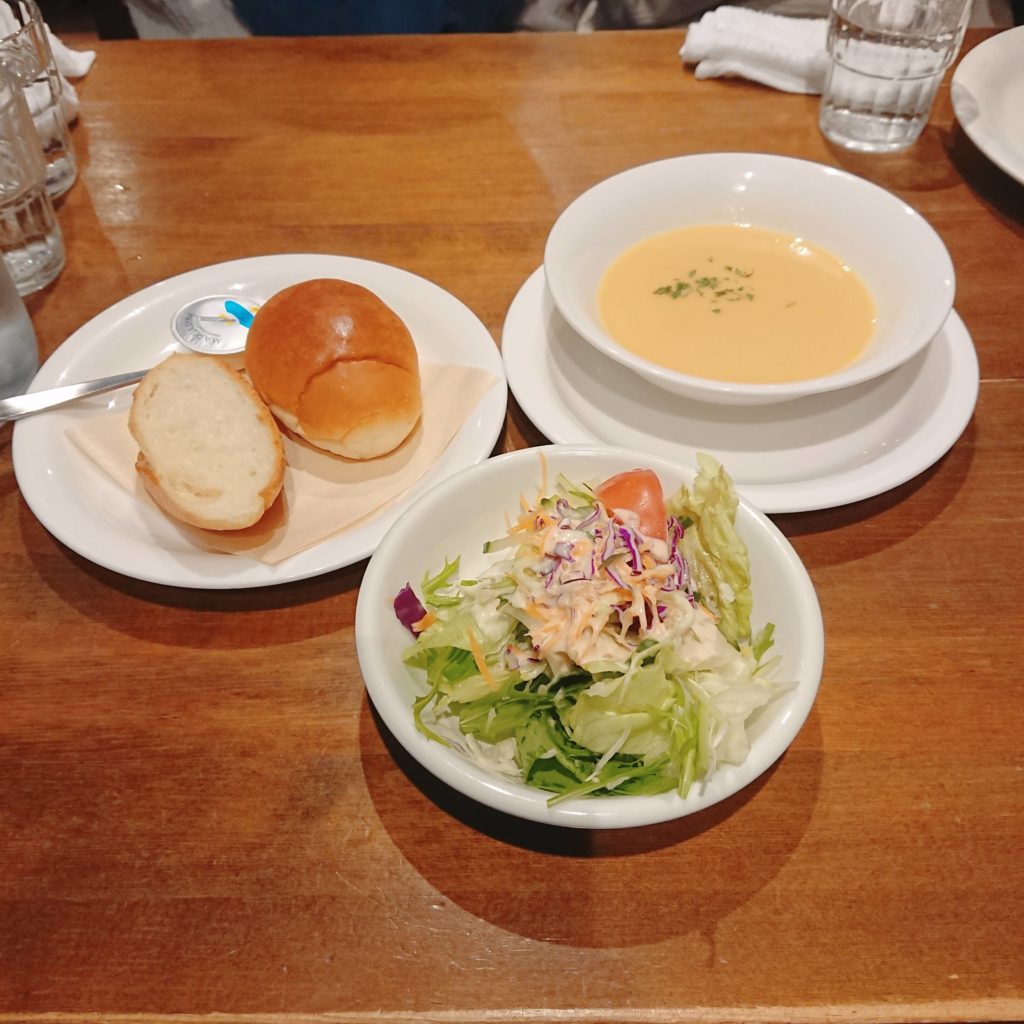 豊岡市スターダストのサラダとパンとスープ