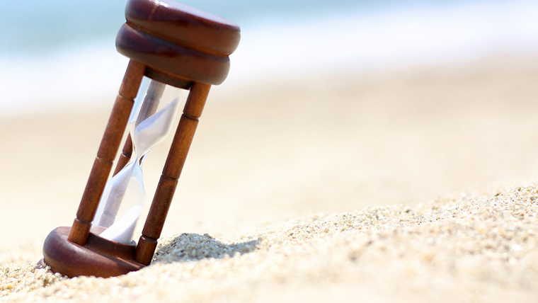 砂浜にある砂時計