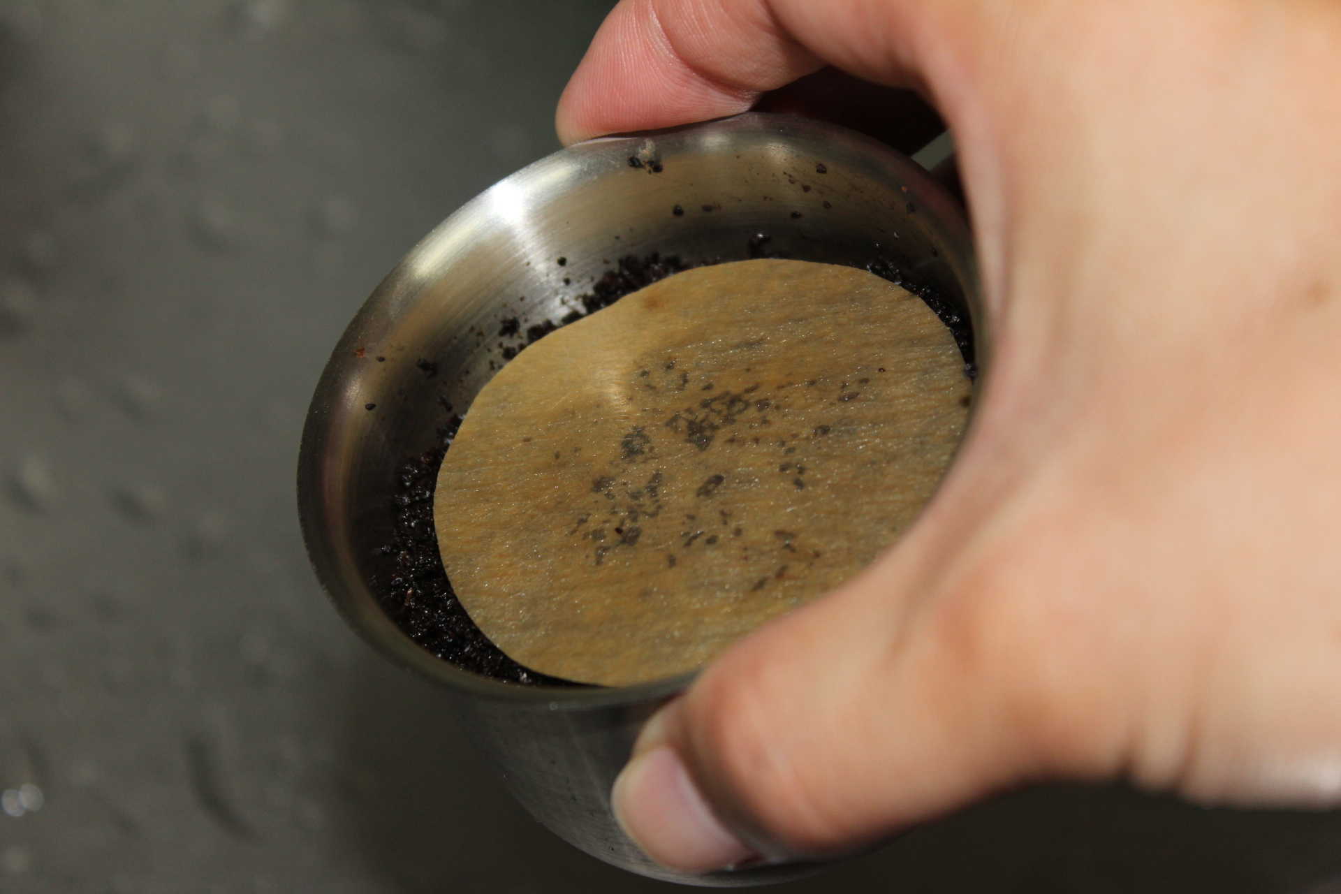 コールドブリューが作れるWiswell Water Dripperのコーヒーバスケットを洗浄するところ