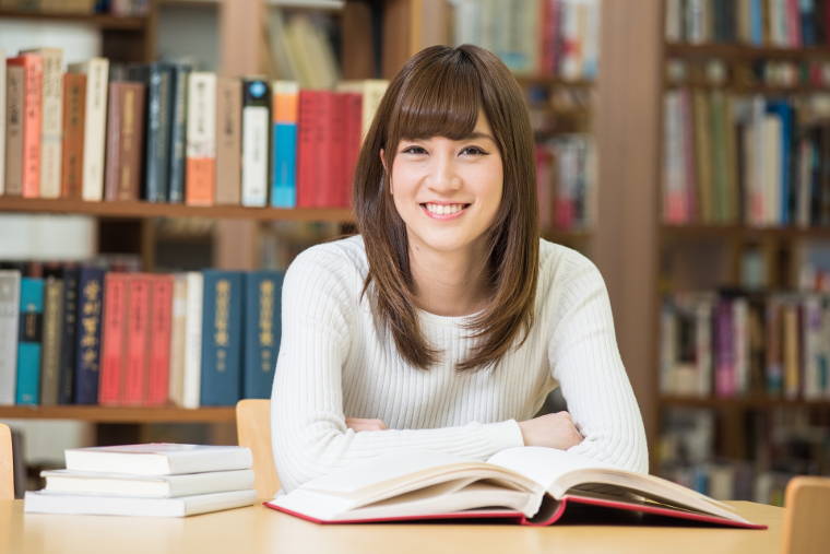 図書館で本を読む女性