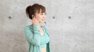 イヤホンで音楽を聴く女性