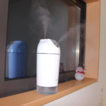 窓の棚に置いた加湿器