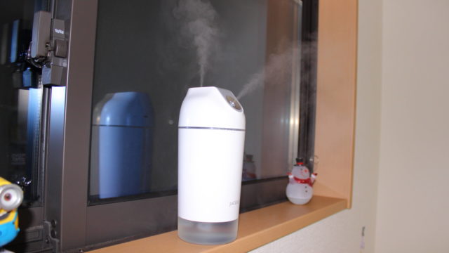 窓の棚に置いた加湿器