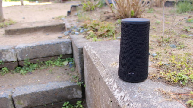 屋外に置いたEarFun UBOOM