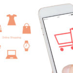 オンラインショッピングの商品とスマホ