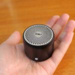 手のひらに乗せたEWA A106Pro ポータブルBluetoothスピーカー