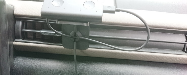 Amazon Echo auto のエアベントマウントのケーブルクリップにケーブルをとめた