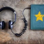 お気に入りの本に接続されたヘッドホン