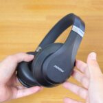 「MPOW H20 QCC3034 VER.ワイヤレスヘッドホン」を手に持っているところ