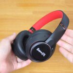 「OneOdio SuperEQ S1」を手に持っているところ