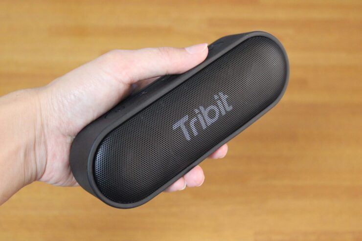 軽く握った「Tribit XSound Go」ポータブルワイヤレススピーカー