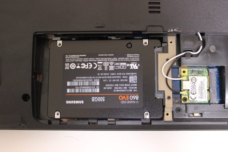 ノートPCに取り付けたSamsung SSD 870 EVO 500GB