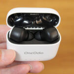 「OneOdio F1 完全ワイヤレスイヤホン」充電ケースにイヤホンをセットした状態
