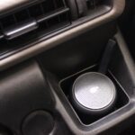 車のドリンクホルダーに入れた「Soundcore Mini 3」