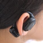 耳に取り付けた「TRUEFREE 01」