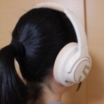 ヘッドホン「SOUNDPEATS Space」を付けた女子高生