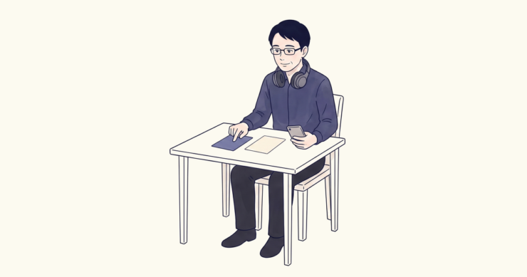 ヘッドホンを首にかけ、机の上の2枚のカードを見比べている人のイラスト